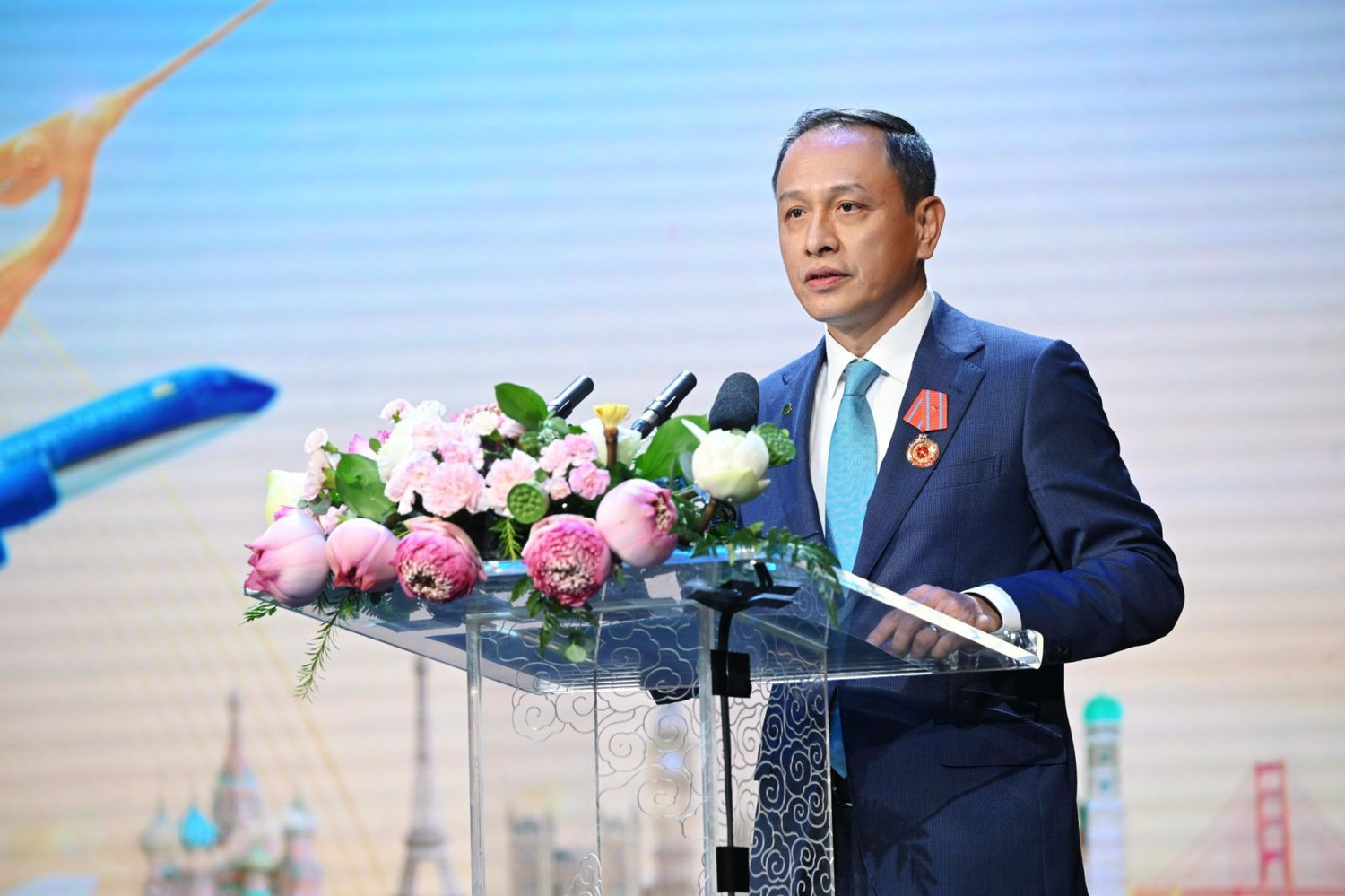 7-ong-le-hong-ha-tong-giam-doc-pho-bi-thu-dang-uy-tong-cong-ty-hang-khong-viet-nam-phat-bieu-tai-buoi-le-anh-vna.jpg