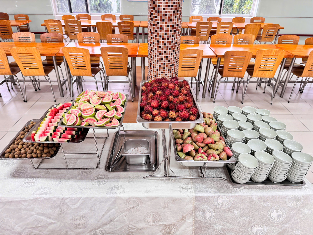 Buffet trái cây định kỳ tại nhà máy.
