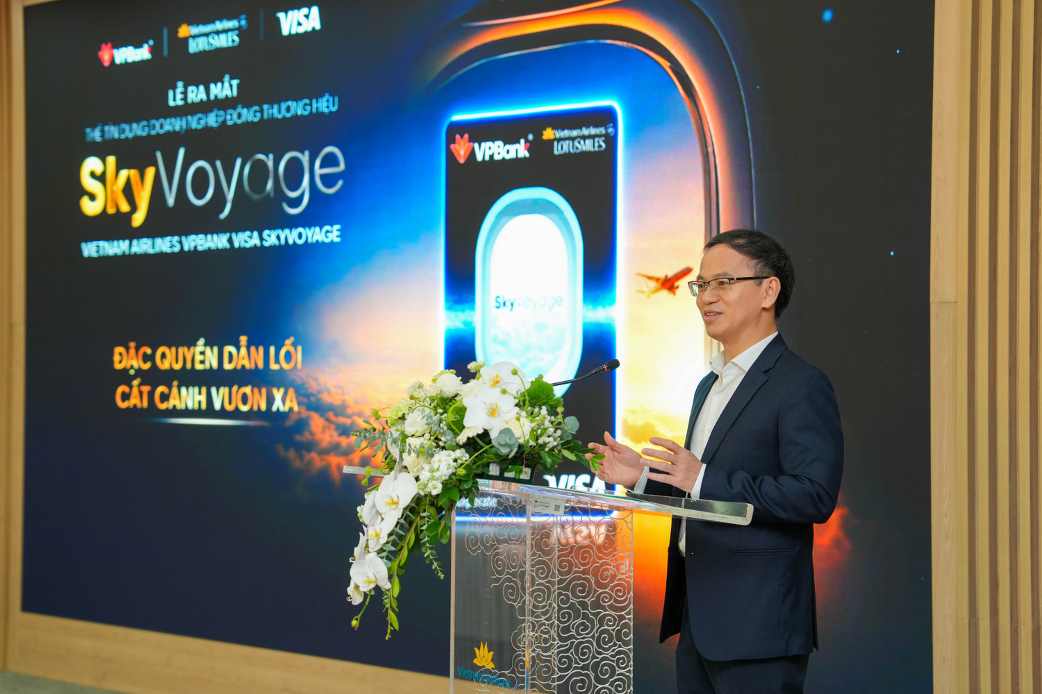 anh-2-ong-dinh-van-nho-pho-tong-giam-doc-giam-doc-khoi-khach-hang-doanh-nghiep-ngan-hang-tmcp-viet-nam-thinh-vuong-vpbank.jpg