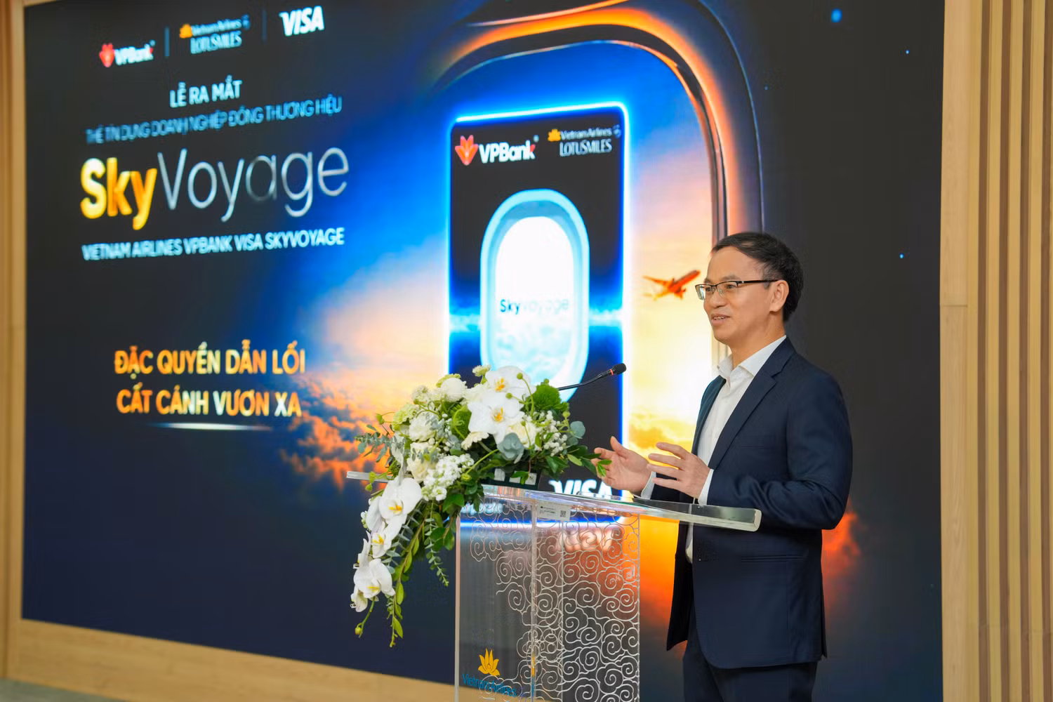 anh-2-ong-dinh-van-nho-pho-tong-giam-doc-giam-doc-khoi-khach-hang-doanh-nghiep-ngan-hang-tmcp-viet-nam-thinh-vuong-vpbank.jpg