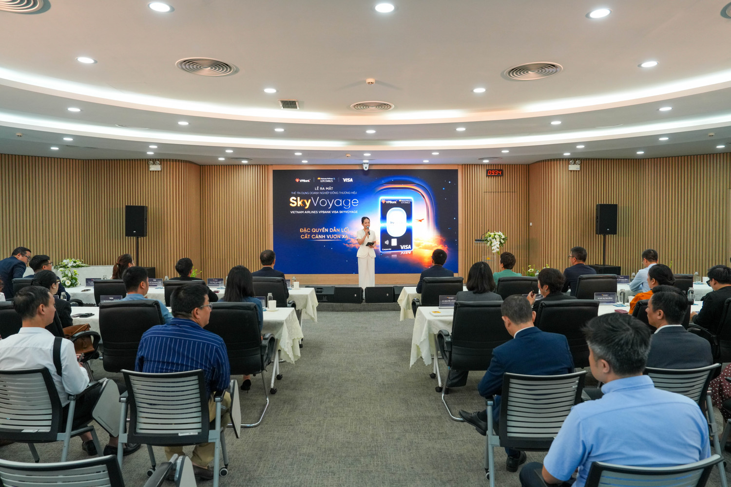 anh-5-the-vietnam-airlines-vpbank-visa-skyvoyage-tich-hop-quyen-loi-hang-khong-voi-cac-tien-ich-tai-chinh-huong-toi-nhom-khach-hang-doanh-nghiep-co-nhu-cau-cong-tac-va-giao-dich-quoc-te-thuong-xuyen.jpg
