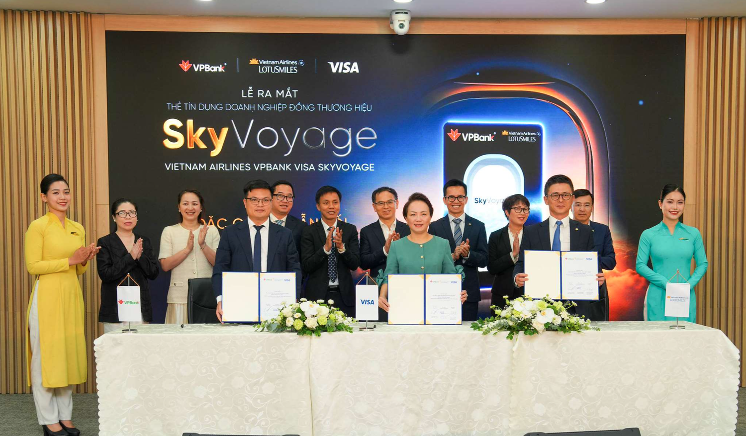 anh-4-le-ra-mat-the-dong-thuong-hieu-vietnam-airlines-vpbank-visa-skyvoyage-danh-dau-buoc-mo-rong-hop-tac-giua-vietnam-airlines-vpbank-va-visa-sang-phan-khuc-khach-hang-doanh-nghiep.png