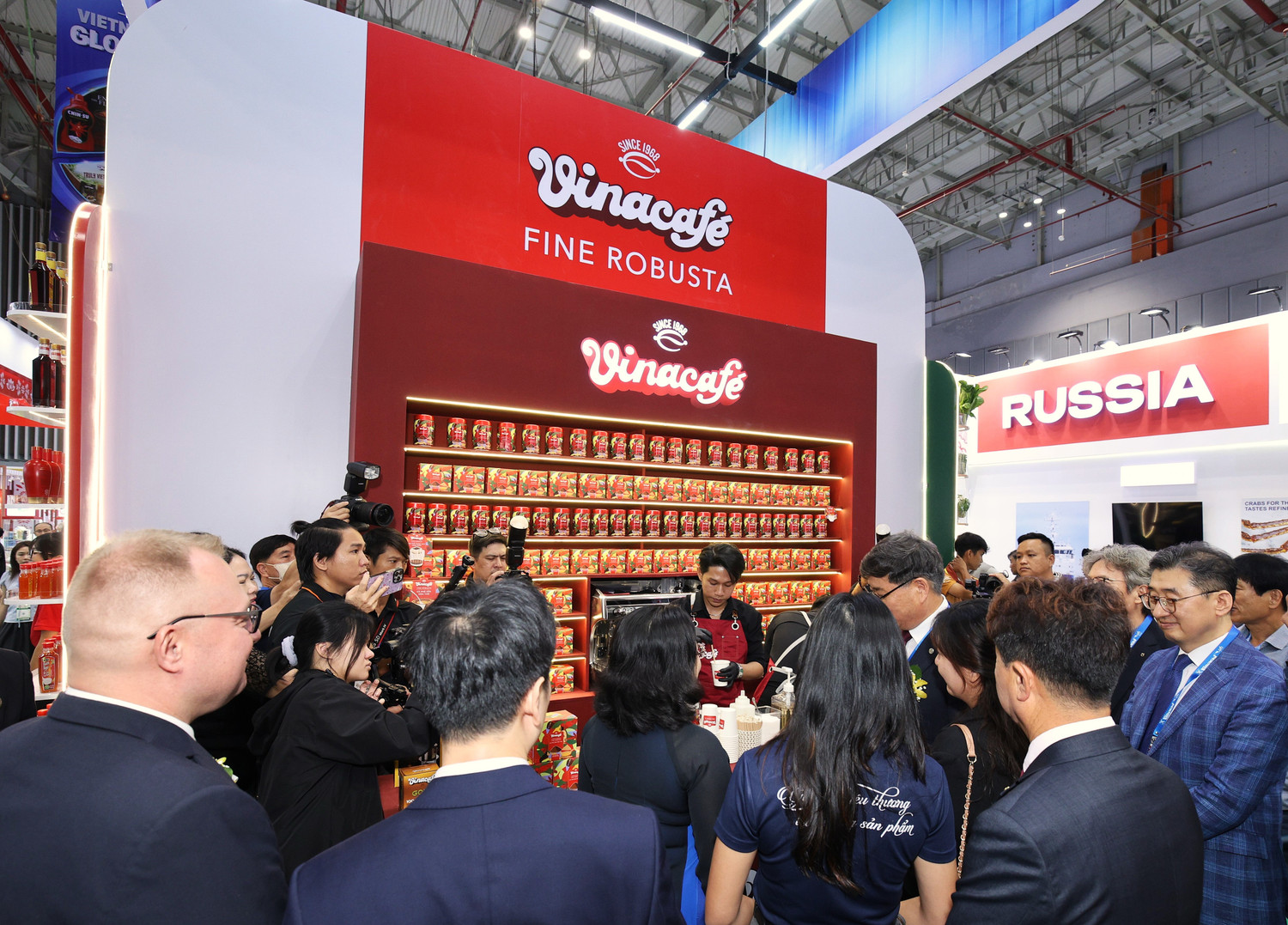 12-vinacafe-gioi-thieu-bo-suu-tap-ca-phe-fine-robusta-den-khach-tham-quan.jpg