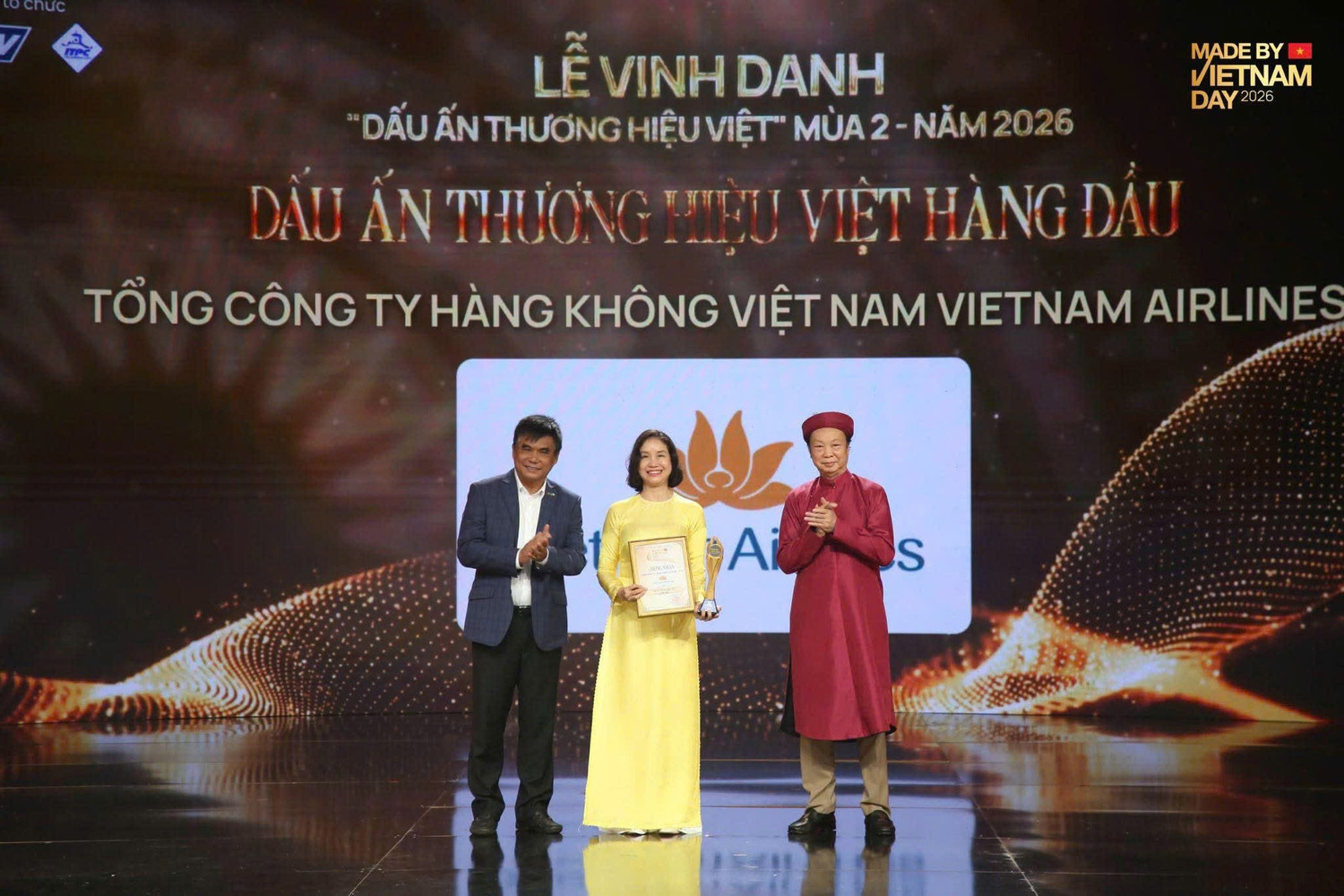 anh-1-ba-ngo-thi-thu-hien-pho-giam-doc-chi-nhanh-vietnam-airlines-dai-dien-vietnam-airlines-nhan-giai-dau-an-thuong-hieu-viet-hang-dau-tai-le-trao-giai-made-by-vietnam-2026-do-htv-to-chuc.jpg