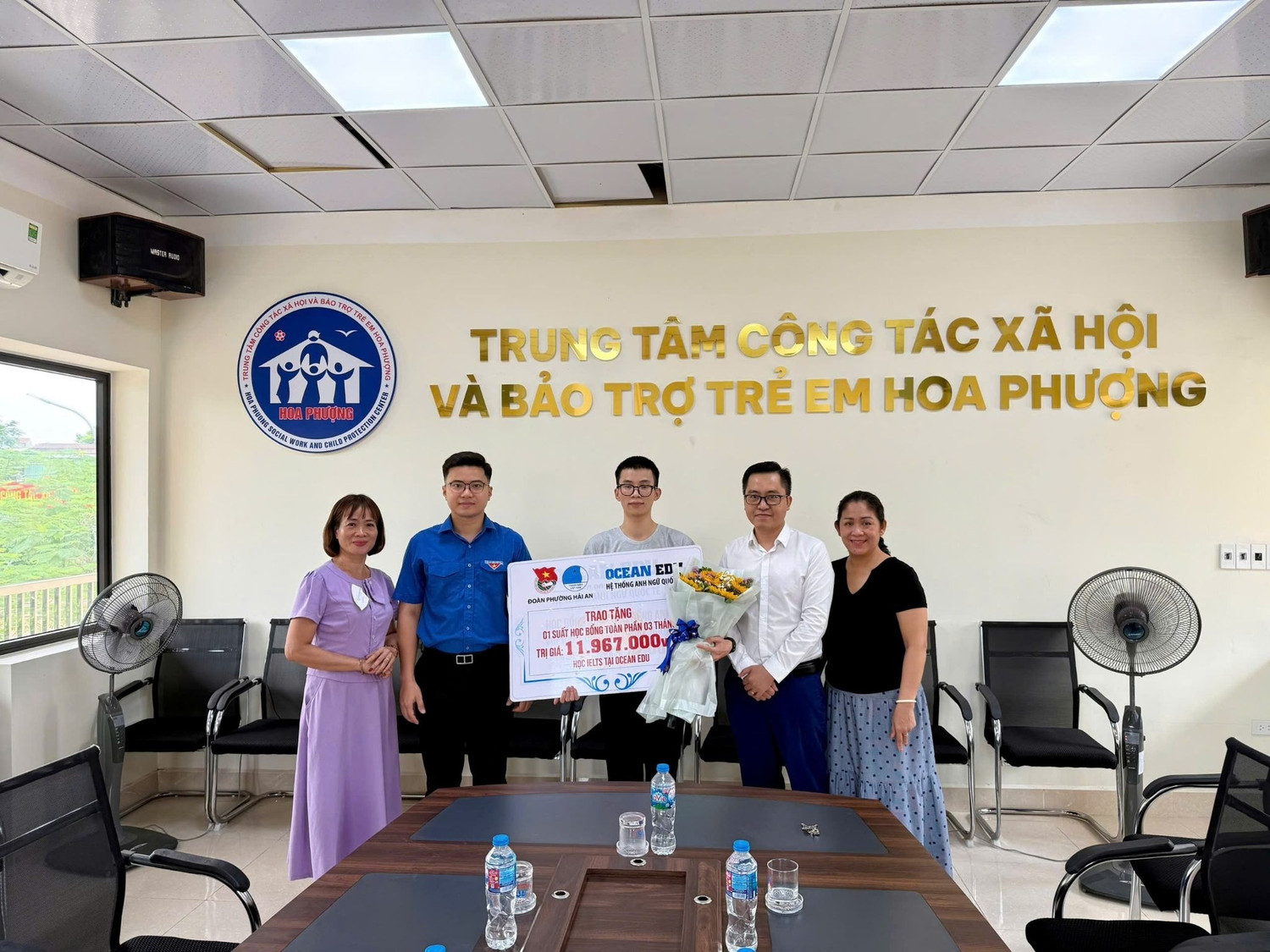 Ocean Edu cùng Đoàn phường Hải An thăm, động viên và trao tặng suất học bổng IELTS tới em Trần Văn Bảo.