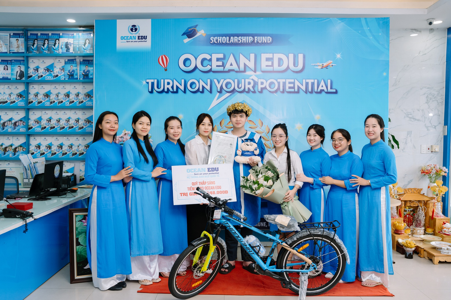 Học viên Ocean Edu nhận khen thưởng từ quỹ “Thắp sáng tiềm năng Ocean Edu”.
