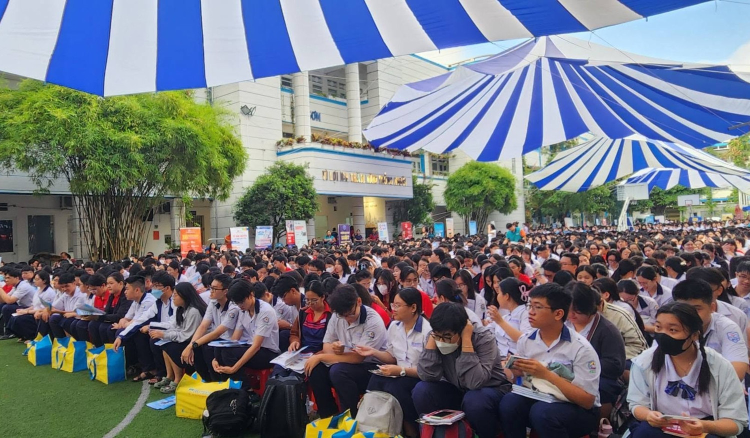 Học sinh Trường Trung học phổ thông Bùi Thị Xuân trong buổi hướng nghiệp được tổ chức tại trường. Ảnh website nhà trường.