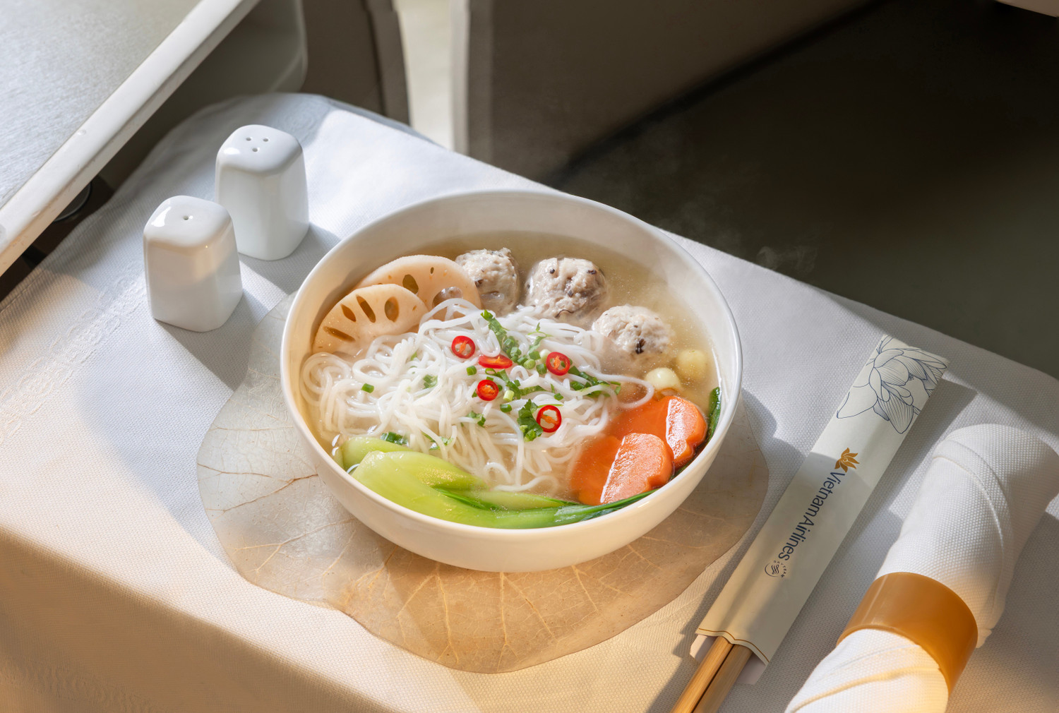 1-vietnam-airlines-lua-chon-sen-lam-chu-de-cho-hanh-trinh-am-thuc-mua-he.jpg