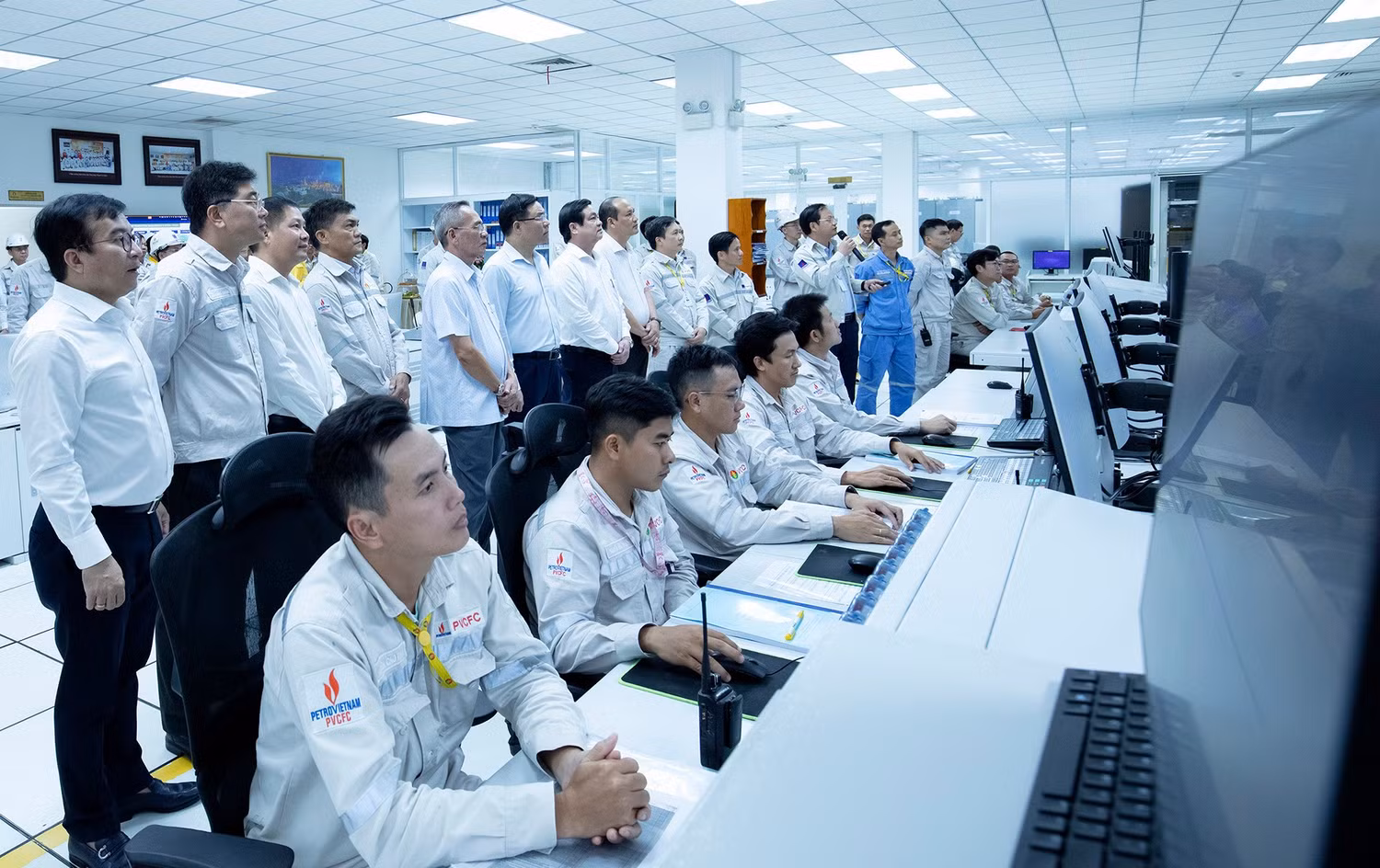 Chuyển đổi số được xác định tiếp tục là một trụ cột quan trọng trong nâng cao hiệu quả hoạt động của Petrovietnam (Ảnh: Các đại biểu tham quan Nhà máy thông minh Đạm Cà Mau)
