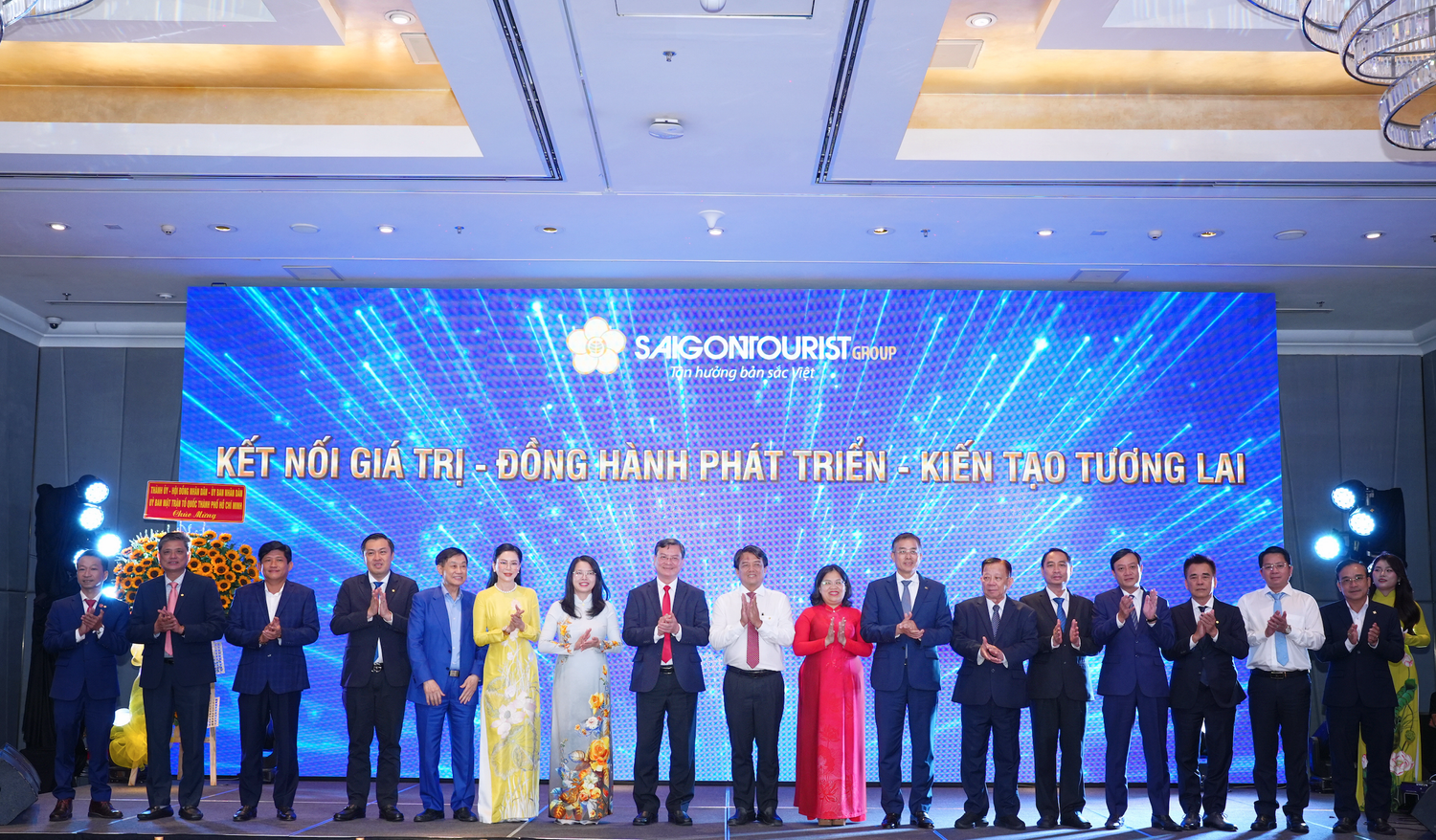 anh-4-lanh-dao-vietnam-airlines-va-saigontourist-group-cung-cac-dai-bieu-tham-du-le-ky-ket-khang-dinh-cam-ket-ket-noi-gia-tri-dong-hanh-phat-trien-va-kien-tao-tuong-lai.png