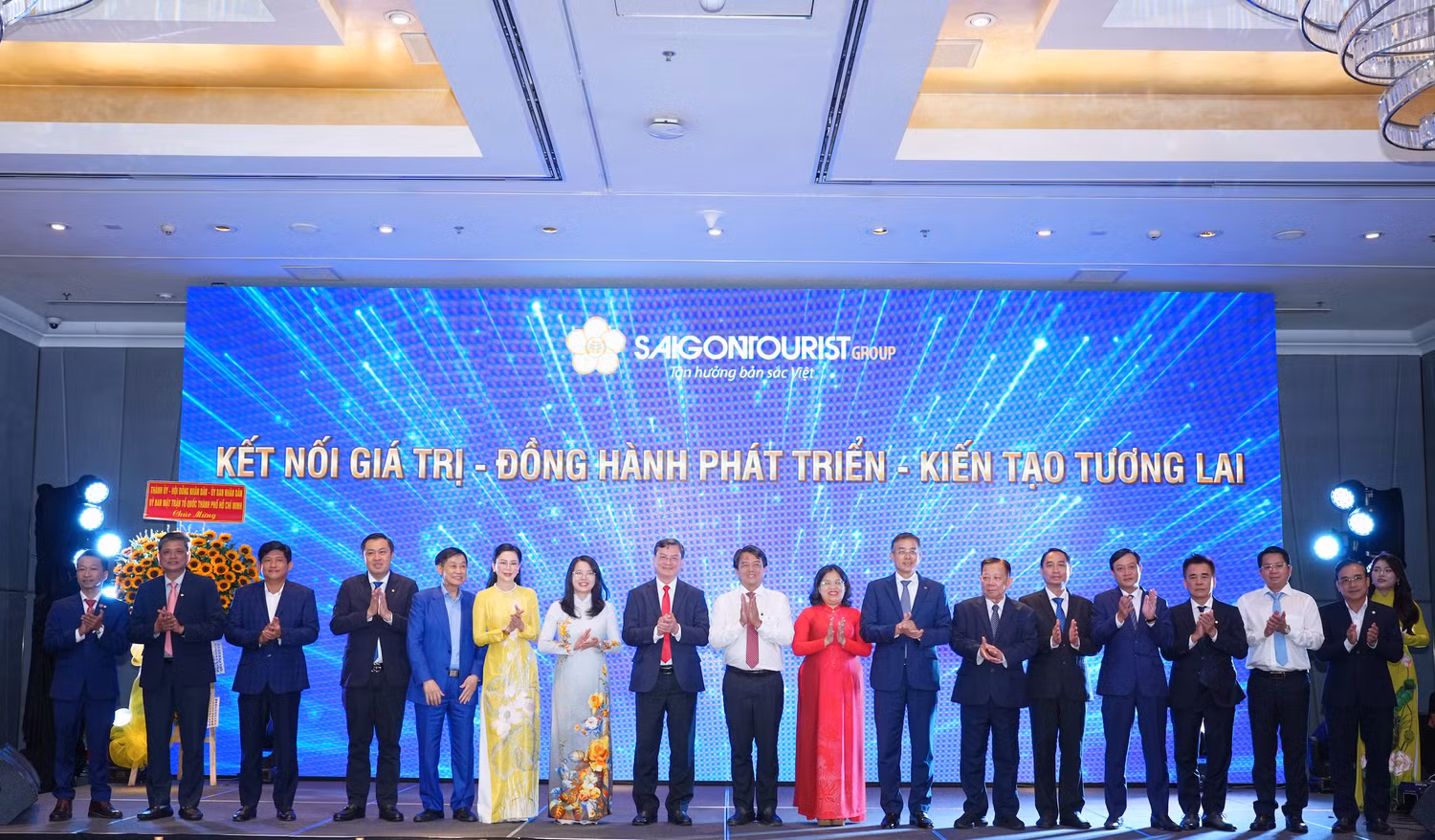 anh-4-lanh-dao-vietnam-airlines-va-saigontourist-group-cung-cac-dai-bieu-tham-du-le-ky-ket-khang-dinh-cam-ket-ket-noi-gia-tri-dong-hanh-phat-trien-va-kien-tao-tuong-lai.png