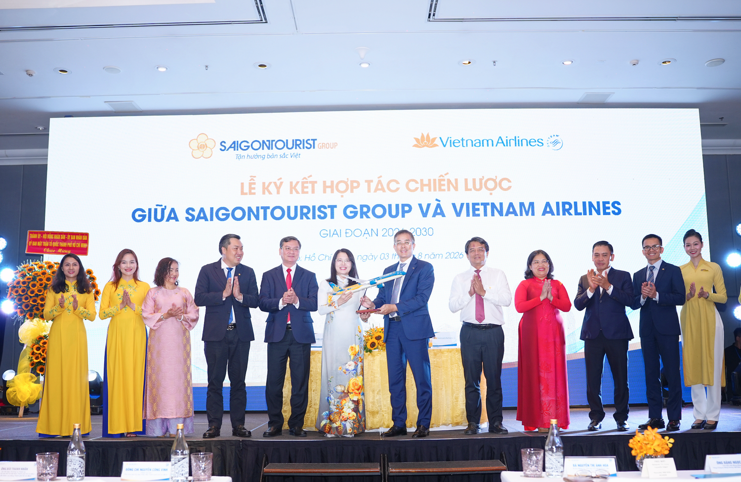 anh-3-chu-tich-hoi-dong-quan-tri-vietnam-airlines-dang-ngoc-hoa-trao-qua-luu-niem-toi-dai-dien-lanh-dao-saigontourist-group.png