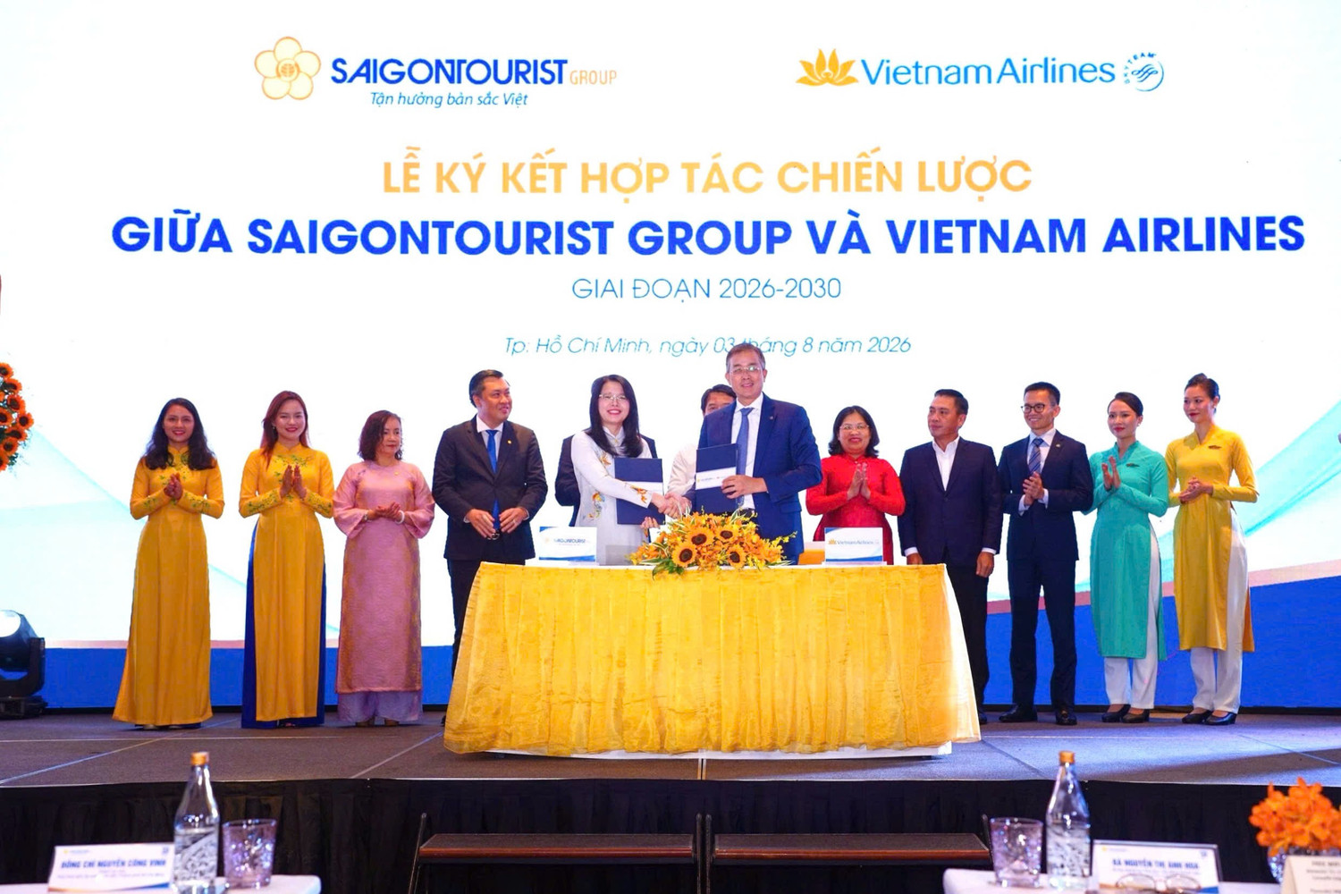 anh-2-chu-tich-hoi-dong-quan-tri-vietnam-airlines-dang-ngoc-hoa-va-chu-tich-hoi-dong-thanh-vien-saigontourist-group-nguyen-thi-anh-hoa-trao-bien-ban-ky-ket-hop-tac.jpg