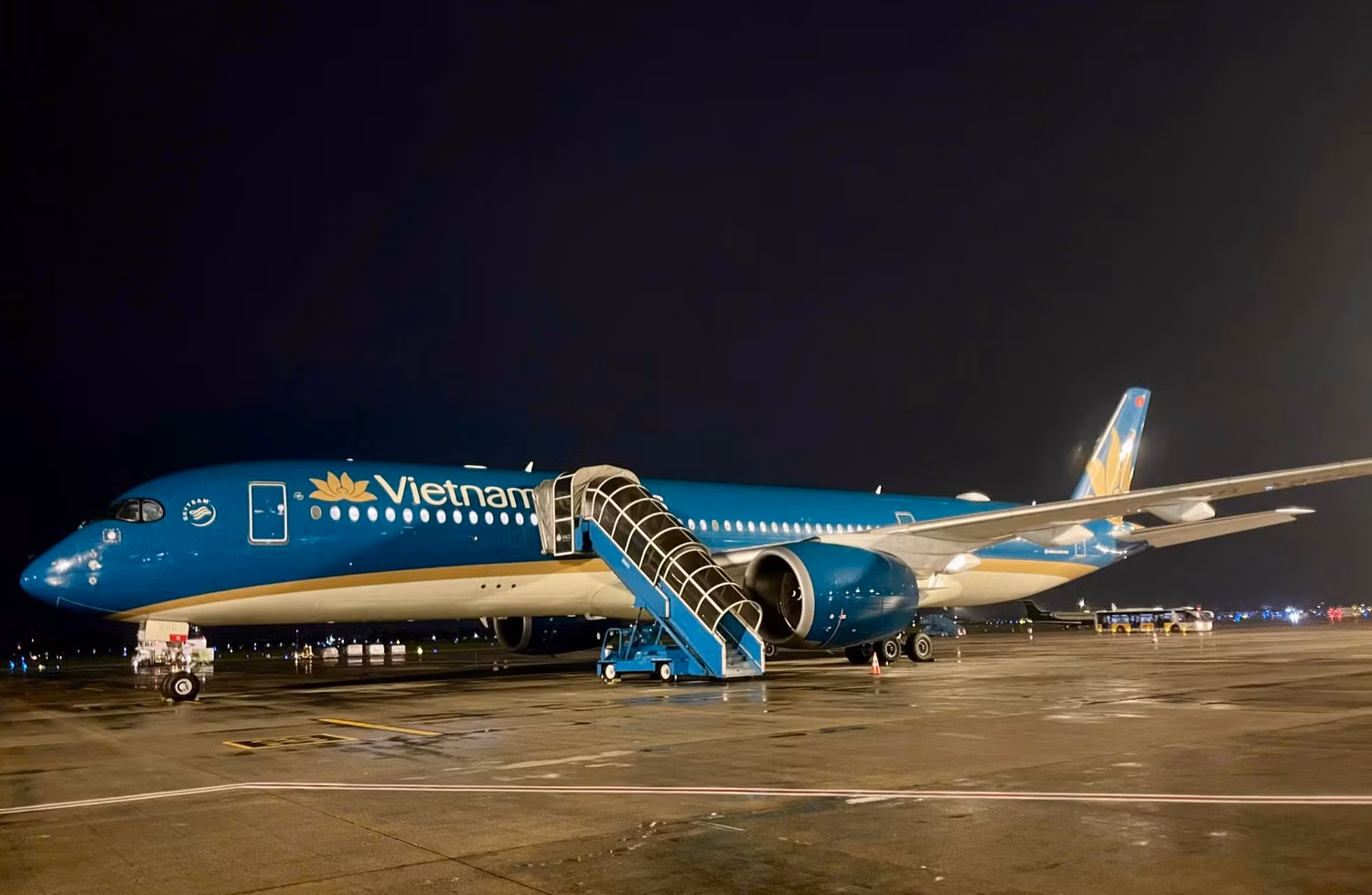 1-vietnam-airlines-thuc-hien-chuyen-bay-dac-biet-van-chuyen-luc-luong-tham-gia-tim-kiem-cuu-nan-ho-tro-nhan-dao-cung-trang-thiet-bi-chuyen-dung-toi-venezuela-anh-vna.jpg
