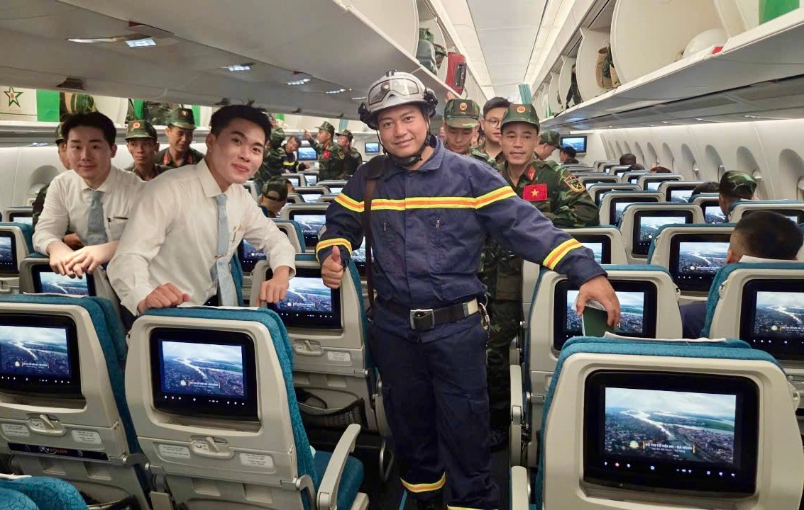 32-vietnam-airlines-van-chuyen-124-nhan-su-cung-8-cho-nghiep-vu-cua-bo-quoc-phong-va-bo-cong-an-anh-vna.jpg