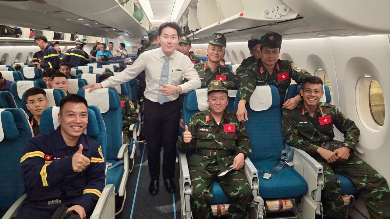31-vietnam-airlines-van-chuyen-124-nhan-su-cung-8-cho-nghiep-vu-cua-bo-quoc-phong-va-bo-cong-an-anh-vna.jpg