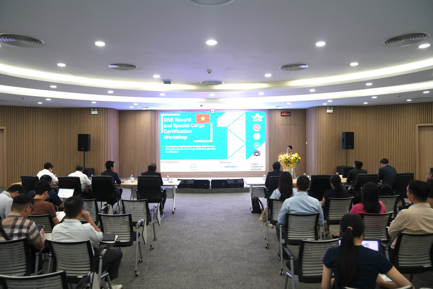 anh-1-vietnam-airlines-phoi-hop-cung-hiep-hoi-van-tai-hang-khong-quoc-te-iata-to-chuc-hoi-thao-ung-dung-tieu-chuan-one-record-va-xu-ly-hang-hoa-dac-biet.jpg