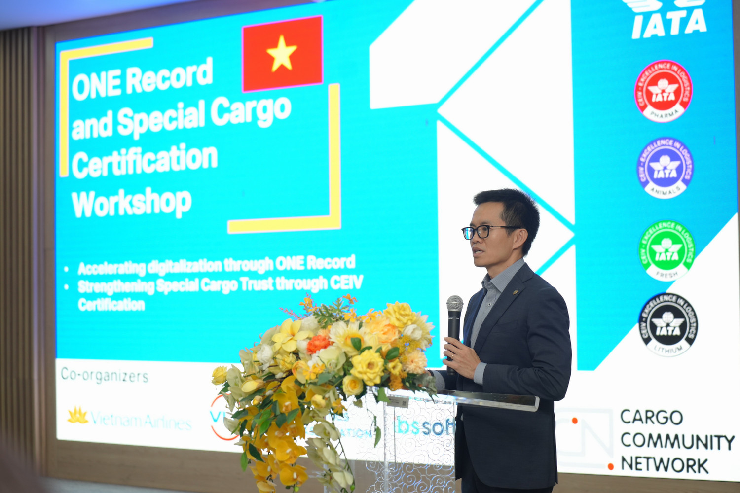 anh-2-ong-nguyen-quang-trung-pho-tong-giam-doc-vietnam-airlines-cho-biet-vietnam-airlines-mong-muon-tiep-tuc-dong-hanh-cung-iata-va-cac-doi-tac-trong-viec-thuc-day-chuyen-doi-so-thong-qua-one-record.jpg