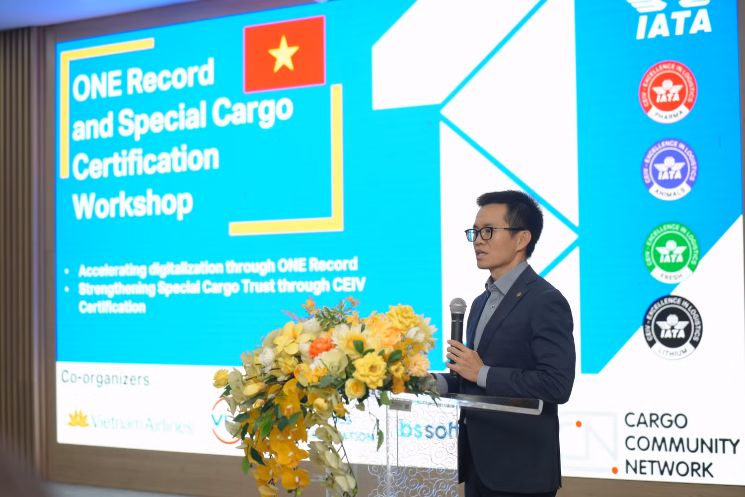 anh-2-ong-nguyen-quang-trung-pho-tong-giam-doc-vietnam-airlines-cho-biet-vietnam-airlines-mong-muon-tiep-tuc-dong-hanh-cung-iata-va-cac-doi-tac-trong-viec-thuc-day-chuyen-doi-so-thong-qua-one-record.jpg