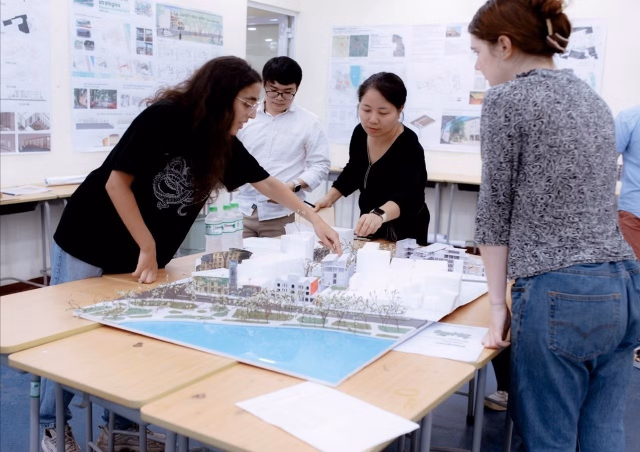 Giảng viên Trường Đại học Kiến trúc Hà Nội hướng dẫn sinh viên quốc tế thực hiện đồ án tốt nghiệp. Ảnh: NTCC.