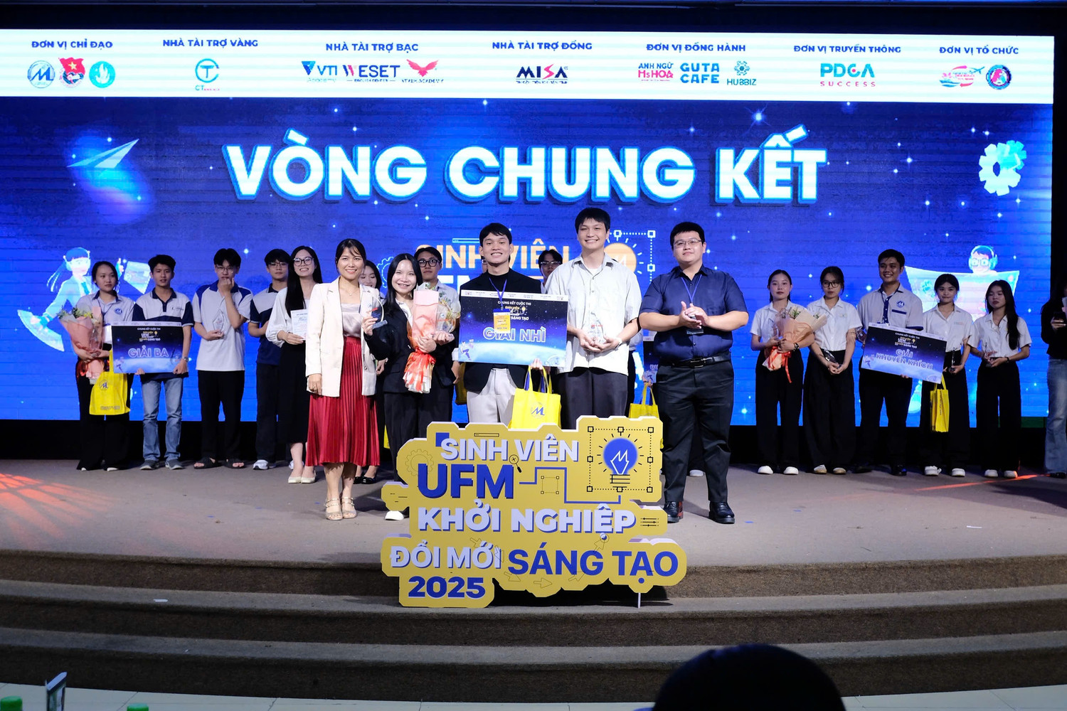 Giải Nhì được trao cho Đội Shoda với Dự án “Chợ điện tử cho thực phẩm ngắn hạn”, nền tảng thương mại điện tử độc đáo giúp tối ưu hóa chuỗi cung ứng thực phẩm tươi và giảm lãng phí nông sản.