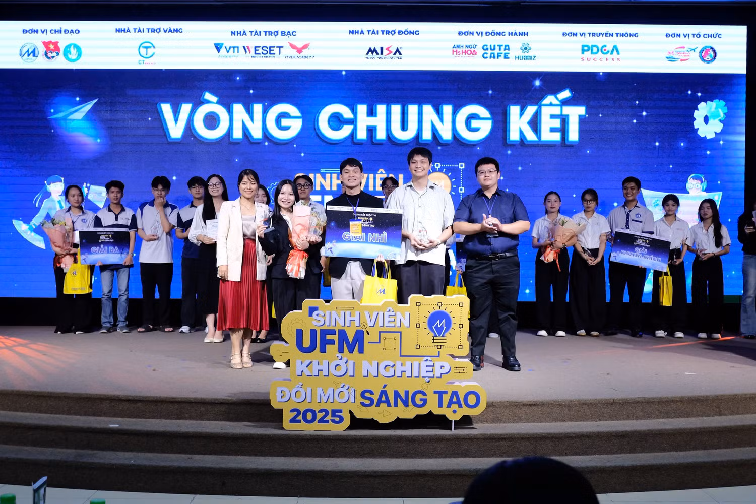 Giải Nhì được trao cho Đội Shoda với Dự án “Chợ điện tử cho thực phẩm ngắn hạn”, nền tảng thương mại điện tử độc đáo giúp tối ưu hóa chuỗi cung ứng thực phẩm tươi và giảm lãng phí nông sản.