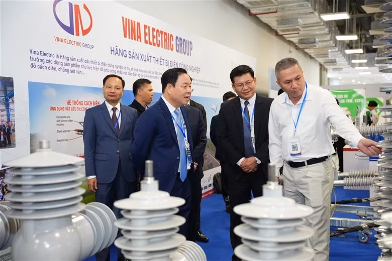 Triển lãm EL VIETNAM khẳng định vai trò của Trường Đại học Điện lực trong việc thúc đẩy nghiên cứu khoa học, phát triển công nghệ và đóng góp tích cực cho sự phát triển của ngành năng lượng Việt Nam.