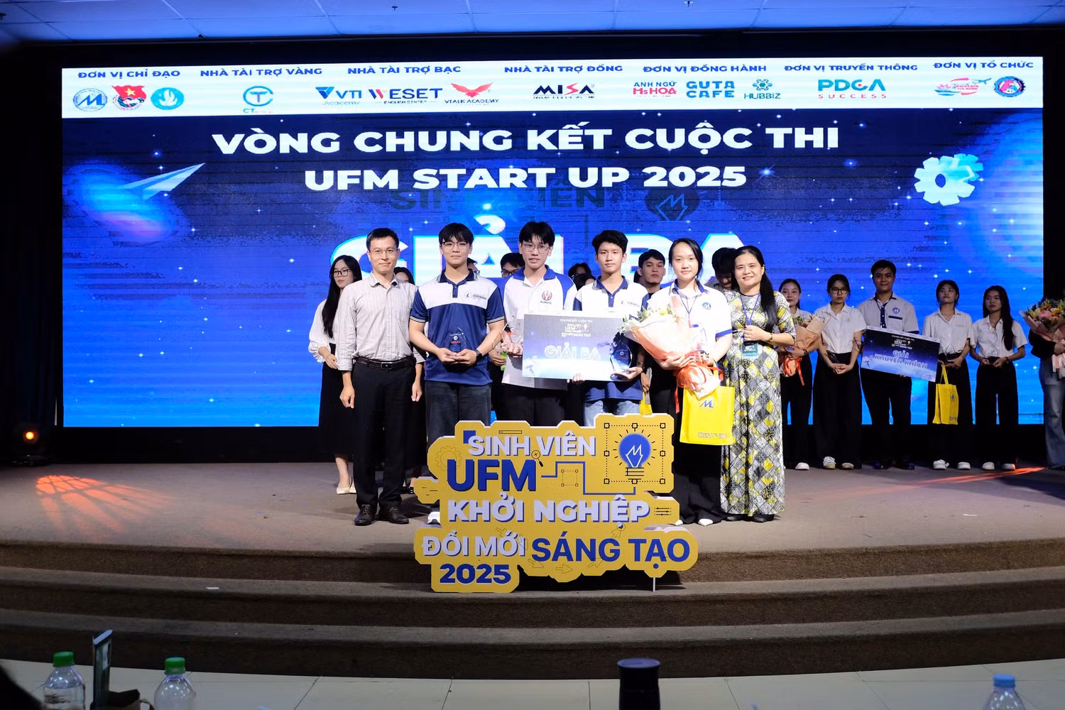 Giải Ba thuộc về Đội QuailCare AI với Dự án “Giải pháp tích hợp AI + IoT trong chăn nuôi chim cút”, mở ra hướng đi mới cho nông nghiệp thông minh tại Việt Nam.