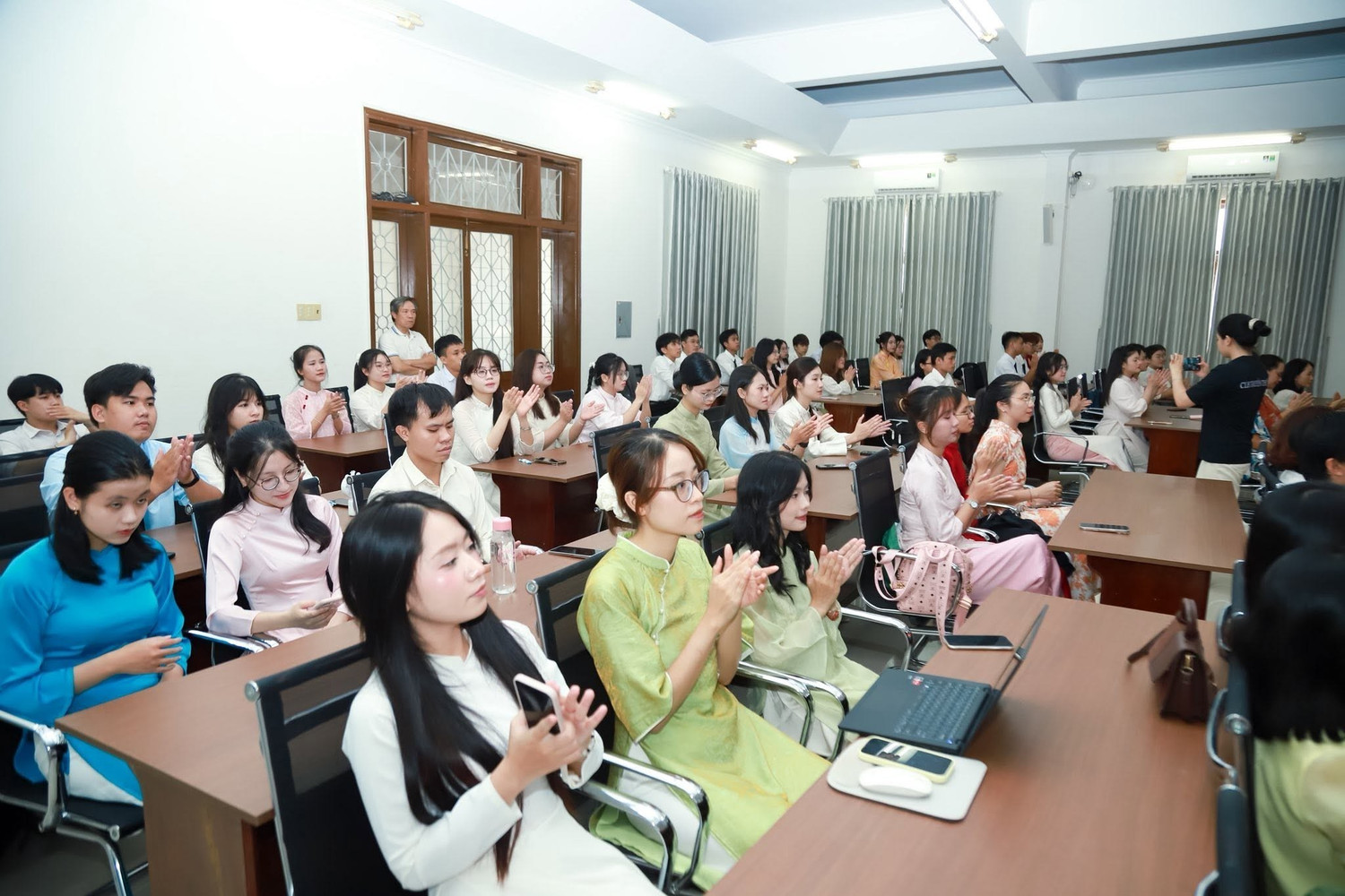 sinh-vien-truong-dhsp-hue.jpg