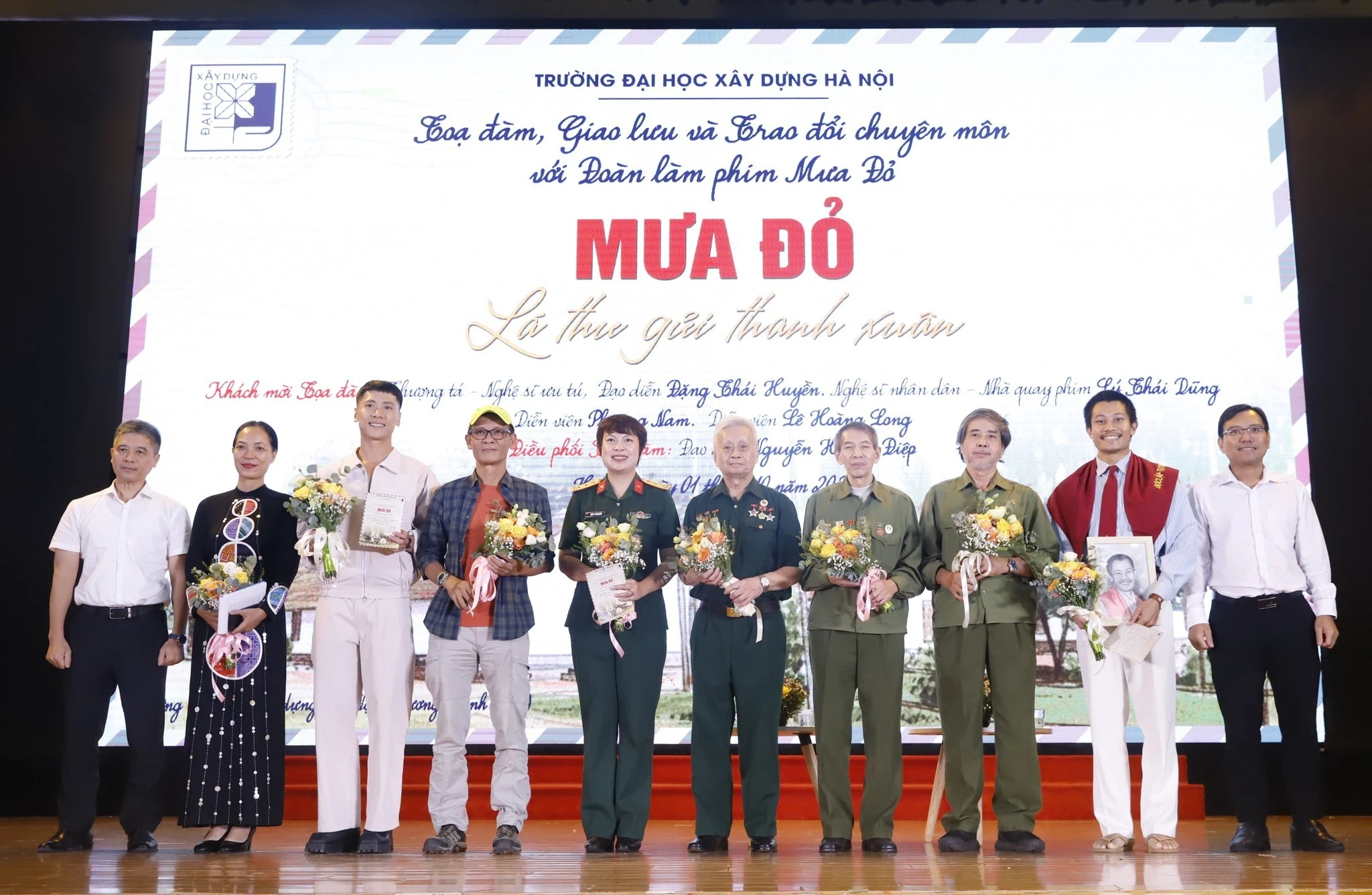 Giao lưu "Mưa đỏ - Lá thư gửi thanh xuân": Hồi ức chiến tranh chạm tới trái tim thầy trò HUCE
