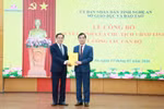 Ông Võ Trọng Hải - Phó Bí thư Tỉnh ủy, Chủ tịch Uỷ ban nhân dân tỉnh trao quyết định, tặng hoa chúc mừng tân Giám đốc Sở Giáo dục và Đào tạo tỉnh Nguyễn Văn Khoa. Ảnh: Báo Nghệ An