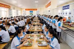 Bữa ăn bán trú muộn giờ, "lèo tèo" đồ ăn, không phải UBND xã cứ dừng và đổi đơn vị cung cấp là xong