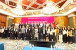 Các đại biểu tham dự hội nghị trực tiếp tại Hà Nội chụp ảnh lưu niệm. Ảnh: T.D