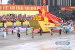 Đội hình rước biểu tượng 80 năm Cách mạng tháng 8 và Quốc khánh 2/9.