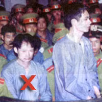 Khánh "trắng" (dấu X) và đồng bọn tại tòa.