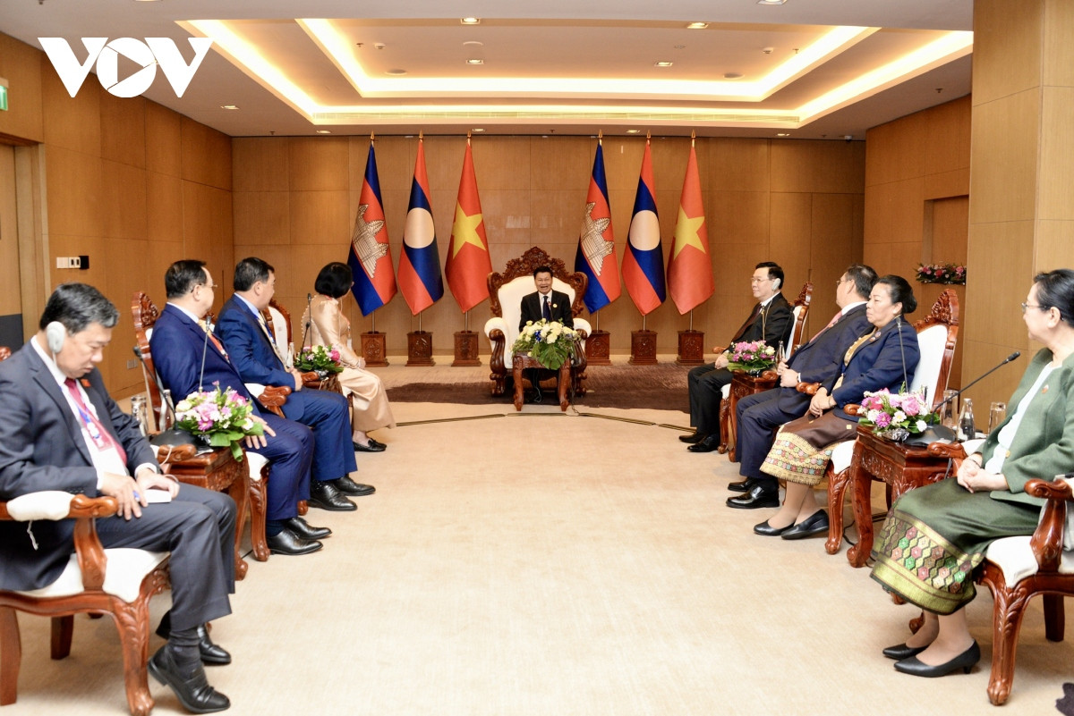 Chủ tịch Quốc hội Vương Đình Huệ cùng Chủ tịch Quốc hội Lào Saysomphone Phomvihane và Chủ tịch Quốc hội Campuchia Khuon Sudary chào xã giao Tổng Bí thư, Chủ tịch nước Lào Thoongloun Sisoulith. Chủ tịch Quốc hội Vương Đình Huệ cùng Chủ tịch Quốc hội Lào Saysomphone Phomvihane và Chủ tịch Quốc hội Campuchia Khuon Sudary chào xã giao Tổng Bí thư, Chủ tịch nước Lào Thoongloun Sisoulith.