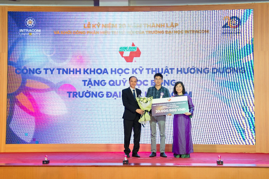 Tiến sĩ Trần Ái Cầm - Hiệu trưởng Trường Đại học Intracom (bên phải) và Thạc sĩ Dương Văn Bá - Phó Hiệu trưởng Trường Đại học Intracom (bên trái) nhận học bổng từ các đối tác uy tín của trường. Ảnh: NTCC.