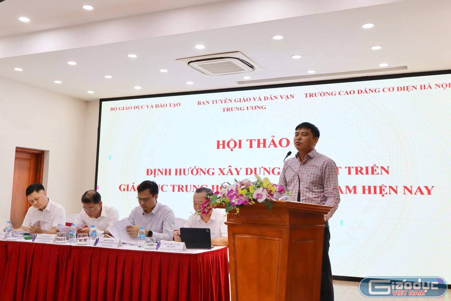 Ông Phạm Vũ Quốc Bình - Phó Cục trưởng Cục Giáo dục nghề nghiệp và Giáo dục thường xuyên, Bộ Giáo dục và Đào tạo trình bày tham luận tại hội thảo.