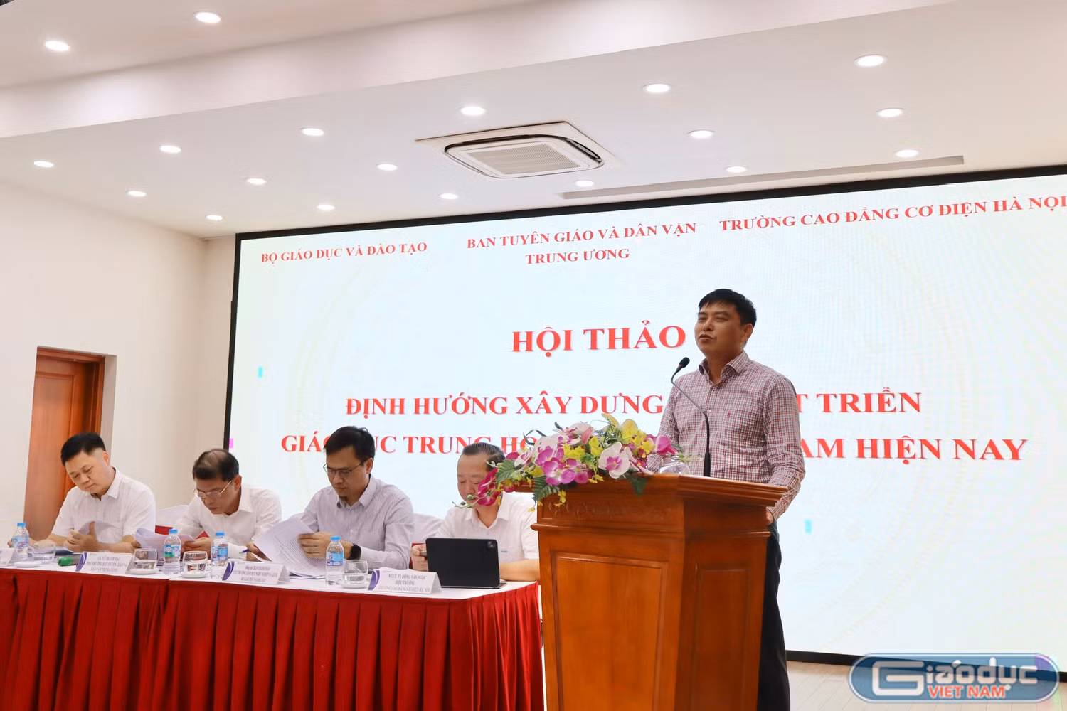 Ông Phạm Vũ Quốc Bình - Phó Cục trưởng Cục Giáo dục nghề nghiệp và Giáo dục thường xuyên, Bộ Giáo dục và Đào tạo trình bày tham luận tại hội thảo.