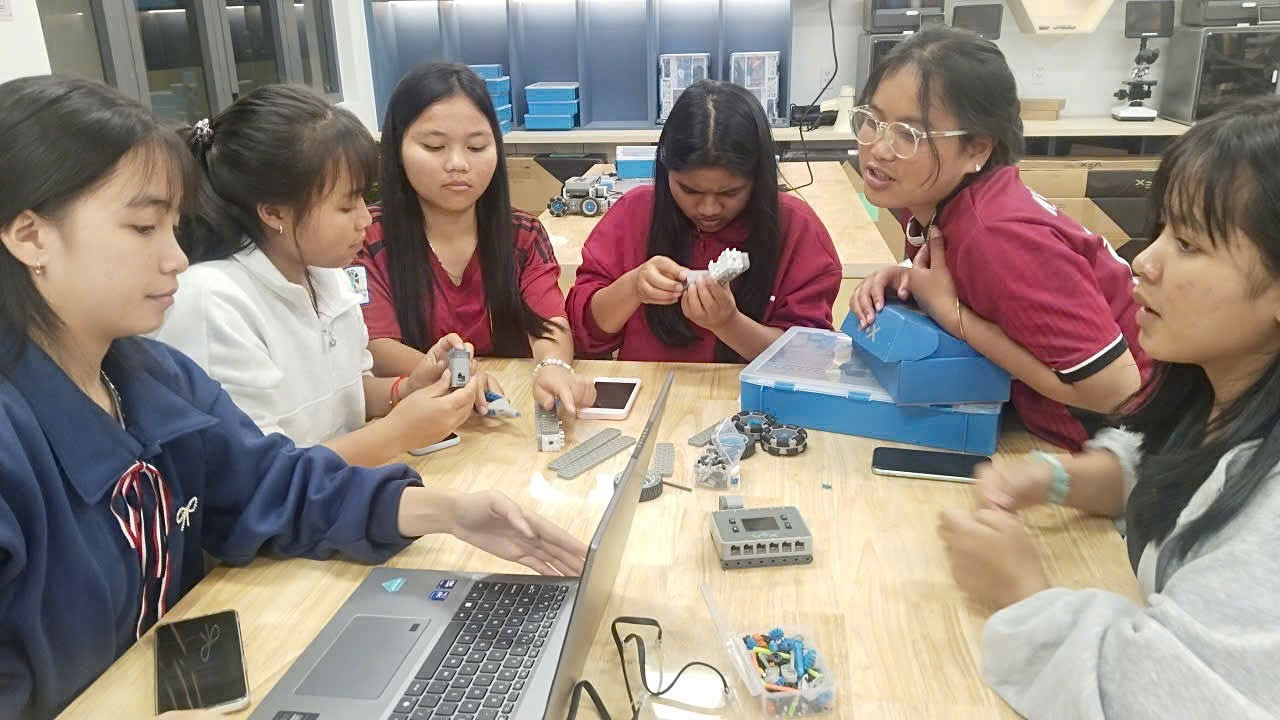 Học sinh Trường Phổ thông Dân tộc nội trú Trung học phổ thông Tu Mơ Rông được tiếp cận với các thiết bị STEM và dạy học hiện đại. Ảnh quangngai.edu.vn