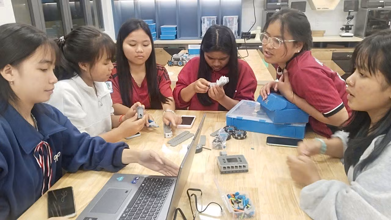 Học sinh Trường Phổ thông Dân tộc nội trú Trung học phổ thông Tu Mơ Rông được tiếp cận với các thiết bị STEM và dạy học hiện đại. Ảnh quangngai.edu.vn