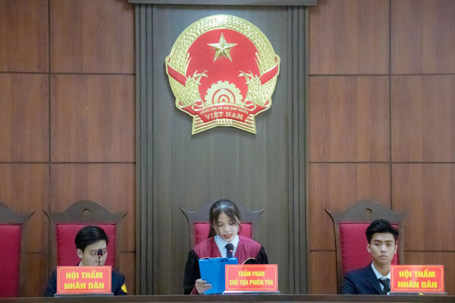 thi-sinh-hoi-dong-xet-xu.jpg