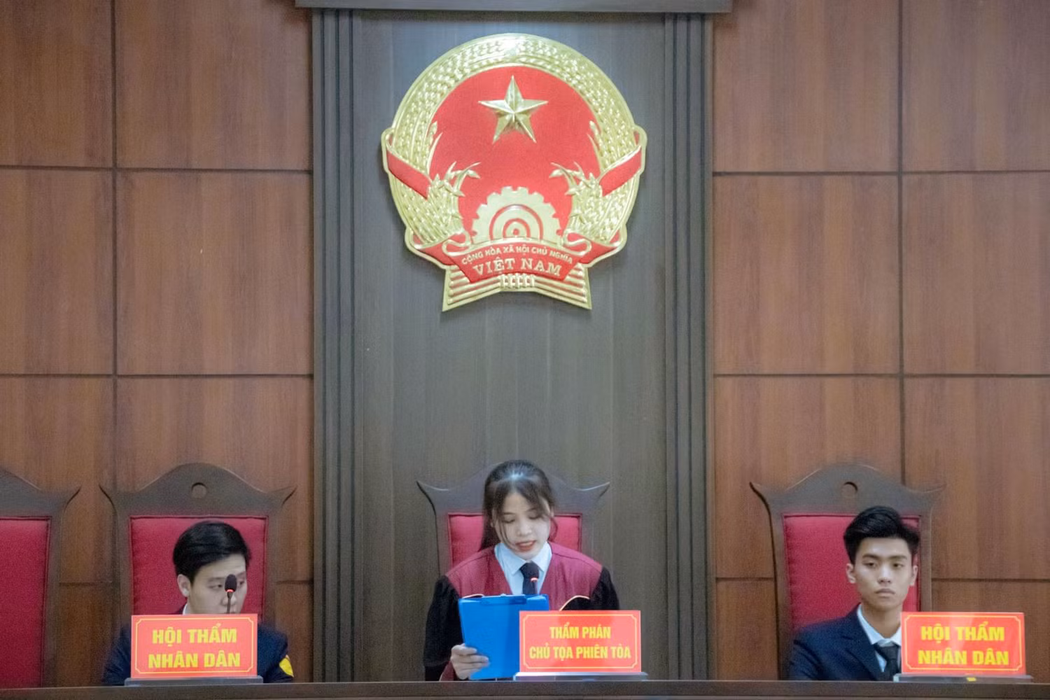 thi-sinh-hoi-dong-xet-xu.jpg