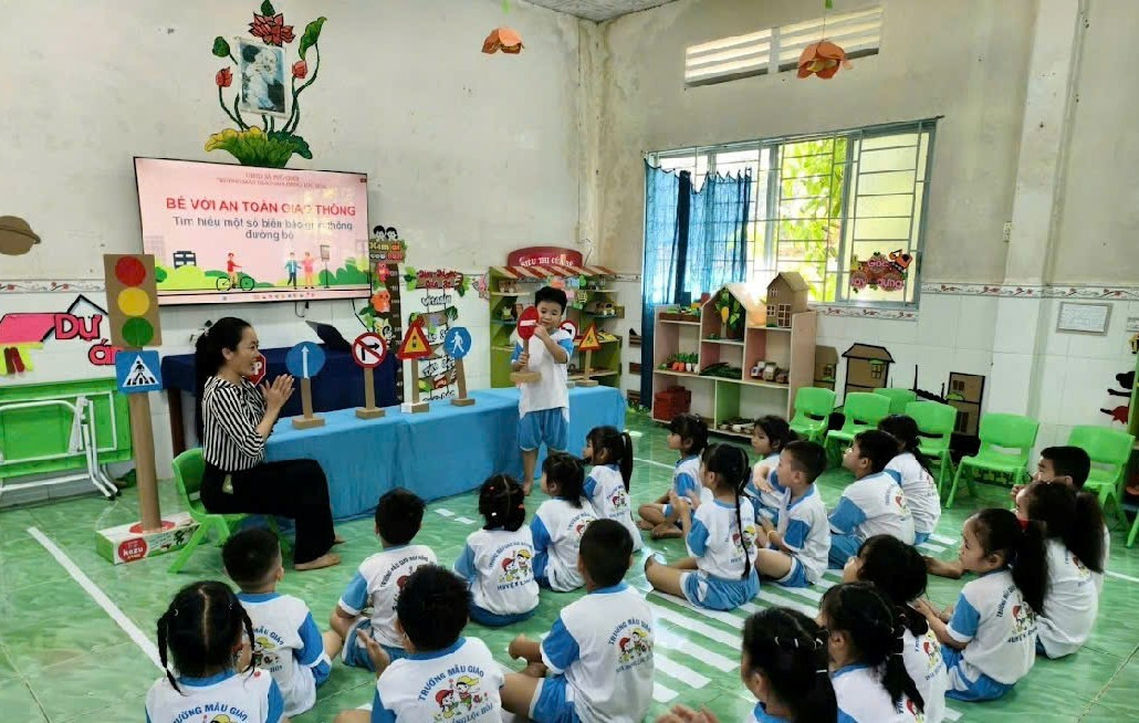 Hoạt động giáo dục "Bé với an toàn giao thông" tại một trường mầm non của tỉnh Vĩnh Long. Ảnh: Sở Giáo dục và Đào tạo Vĩnh Long cung cấp.