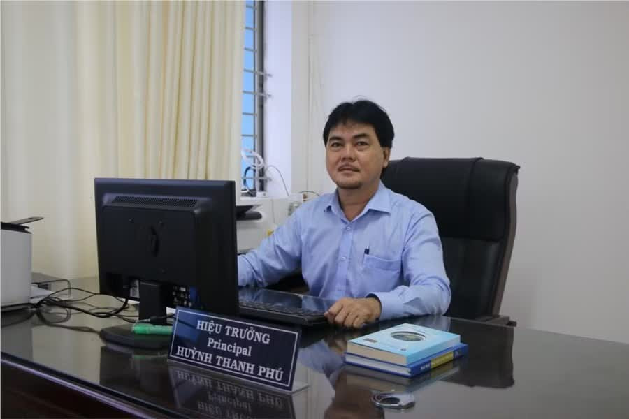 Thầy Huỳnh Thanh Phú - Hiệu trưởng Trường Trung học phổ thông Bùi Thị Xuân (phường Bến Thành, thành phố Hồ Chí Minh). Ảnh: NVCC.