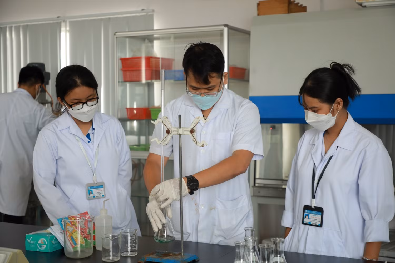 Sinh viên ngành Công nghệ sinh học, Trường Đại học Công Thương Thành phố Hồ Chí Minh thực hành tại phòng thí nghiệm. Ảnh website trường