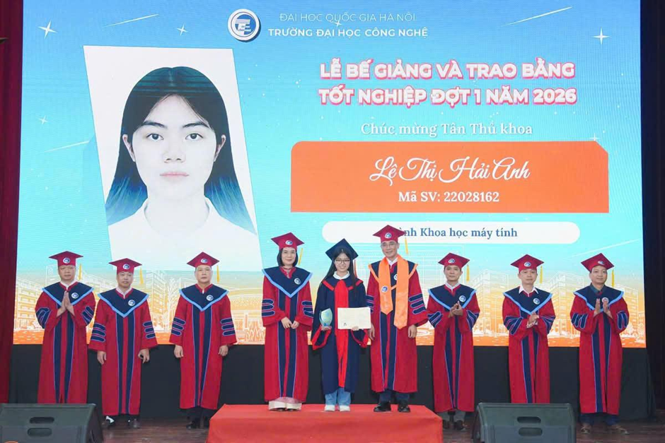 Thủ khoa Lê Thị Hải Anh tại Lễ bế giảng và trao bằng tốt nghiệp đợt 1 năm 2026 của Trường Đại học Công nghệ, Đại học Quốc gia Hà Nội. Ảnh: NVCC