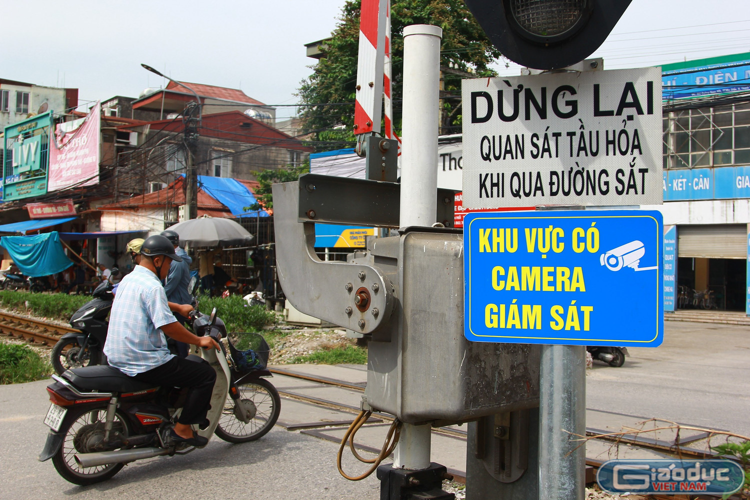 gdvn-ha-noi-rao-chan-loi-mo-duong-sat-tu-phat-va-lap-dat-camera-xu-phat-nguoi-6.jpg