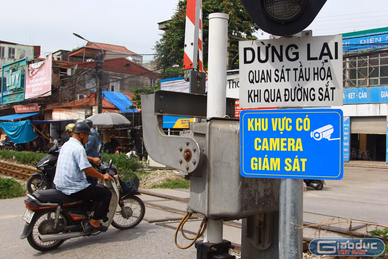 gdvn-ha-noi-rao-chan-loi-mo-duong-sat-tu-phat-va-lap-dat-camera-xu-phat-nguoi-6.jpg