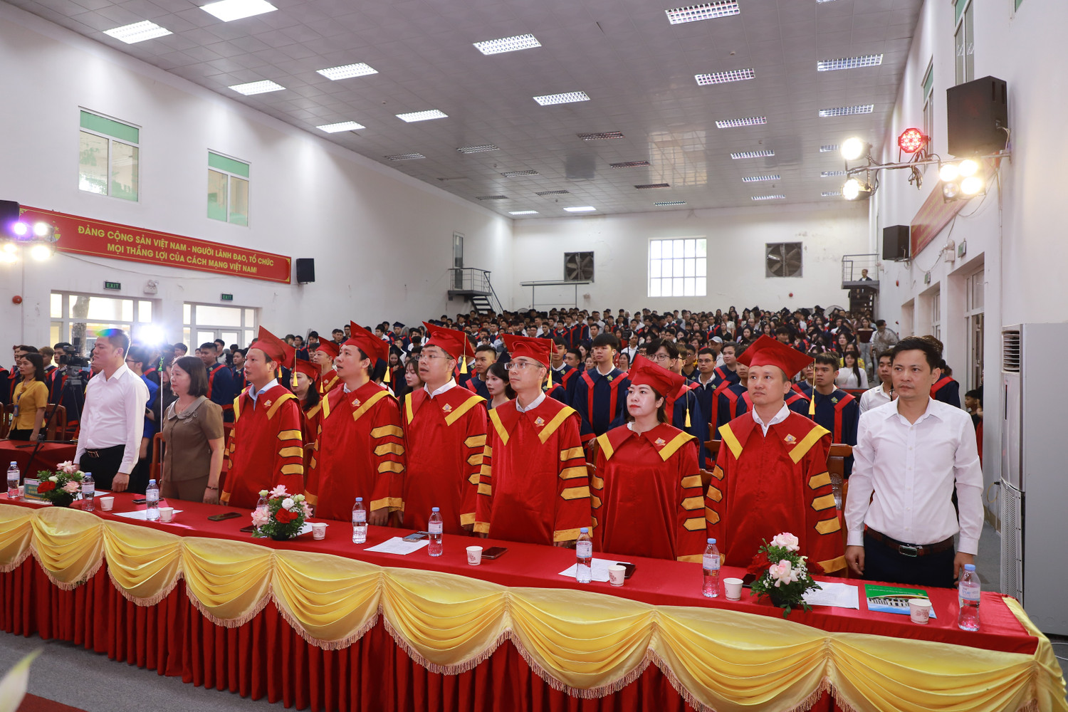 truong-dai-hoc-su-pham-ky-thuat-hung-yen-trao-bang-tot-nghiep-nam-2026-5.jpg
